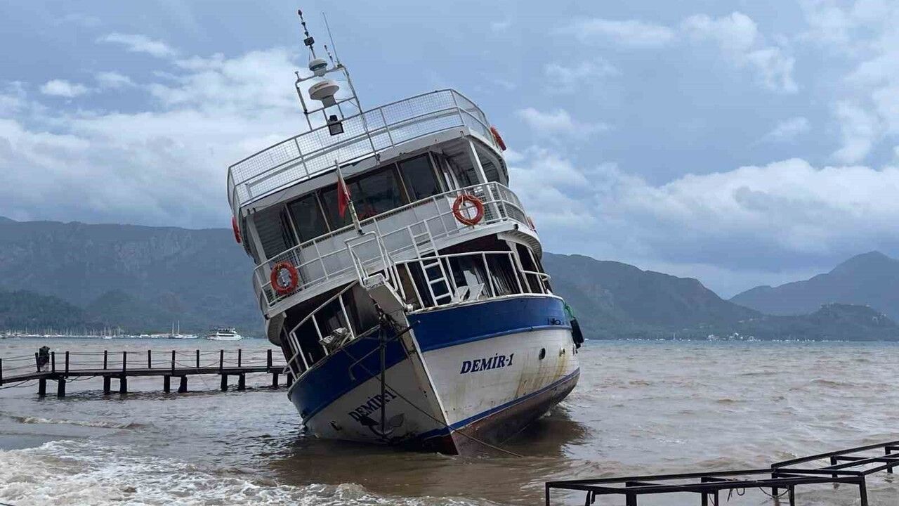 Marmaris'te fırtına: İskeleye çarpan tekne karaya oturdu