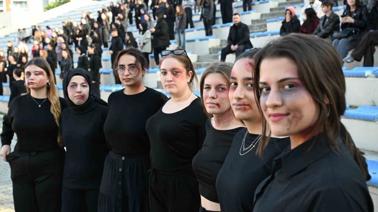 MCBÜ'de 300 Öğrenciden 'Karsu - Zaman' İşaret Dili Performansı