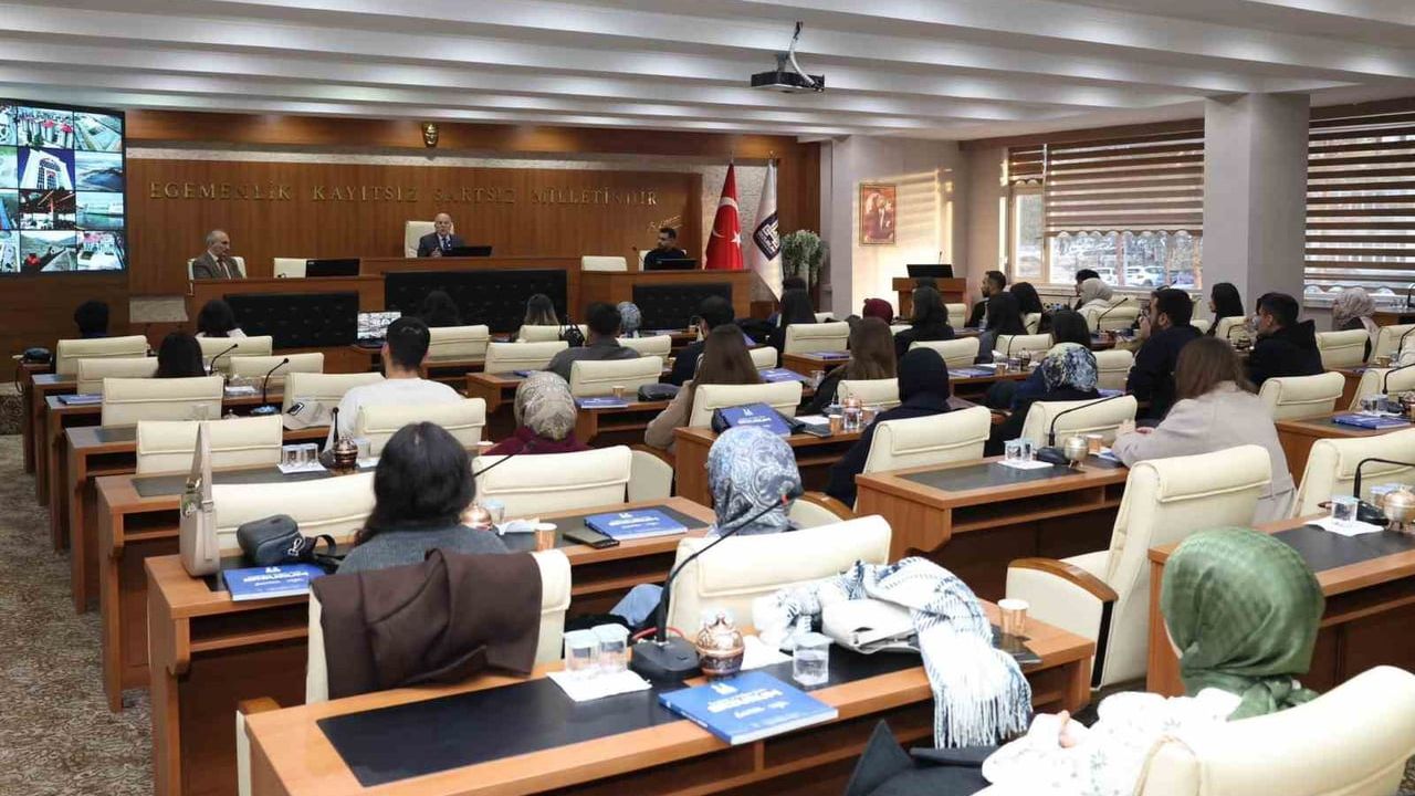 Mehmet Sekmen, EBYÜ Hukuk Fakültesi Öğrencilerini Erzurum'da Ağırladı