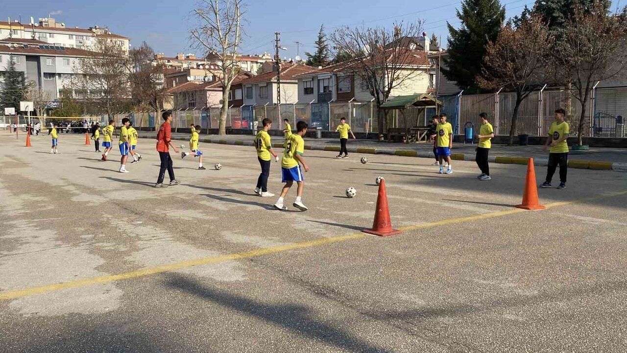 Melahat Ünügür Ortaokulu Futbolda 10 Yıl Eskişehir Şampiyonu — Türkiye Şampiyonluğunu Hedefliyor