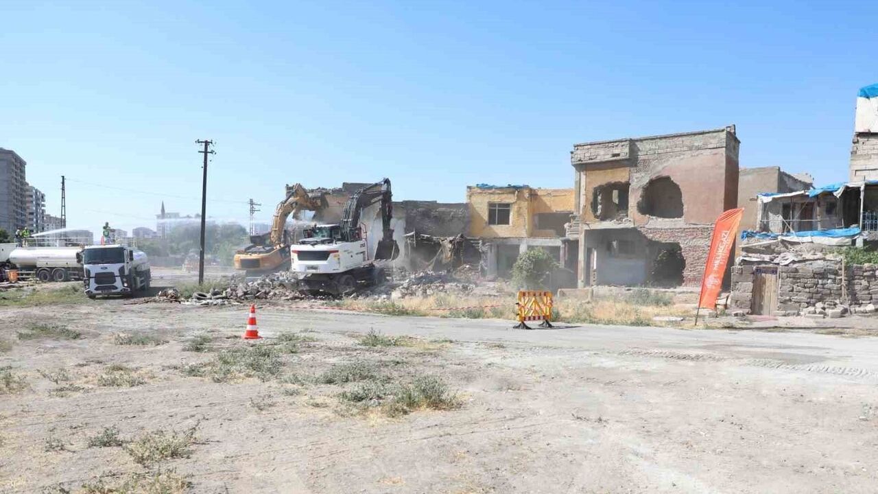 Melikgazi'de Metruk Yapıların Yıkımı Sürüyor: 2025'te Yaklaşık 100 Yapı