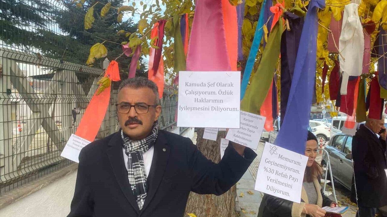 Memurlar Çalışma Bakanlığı Önündeki Ağacı 'Dilek Ağacı'na Çevirdi