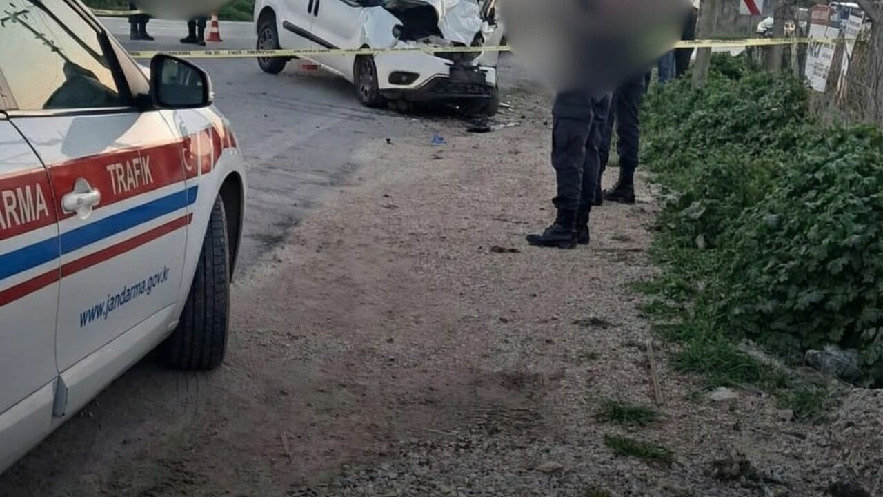 Menemen'de Otobüs ile Ticari Araç Çarpıştı — 1 Ölü, 2 Yaralı
