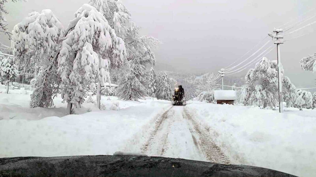 Mengen'de yoğun kar: 18 köy yolu ulaşıma kapandı