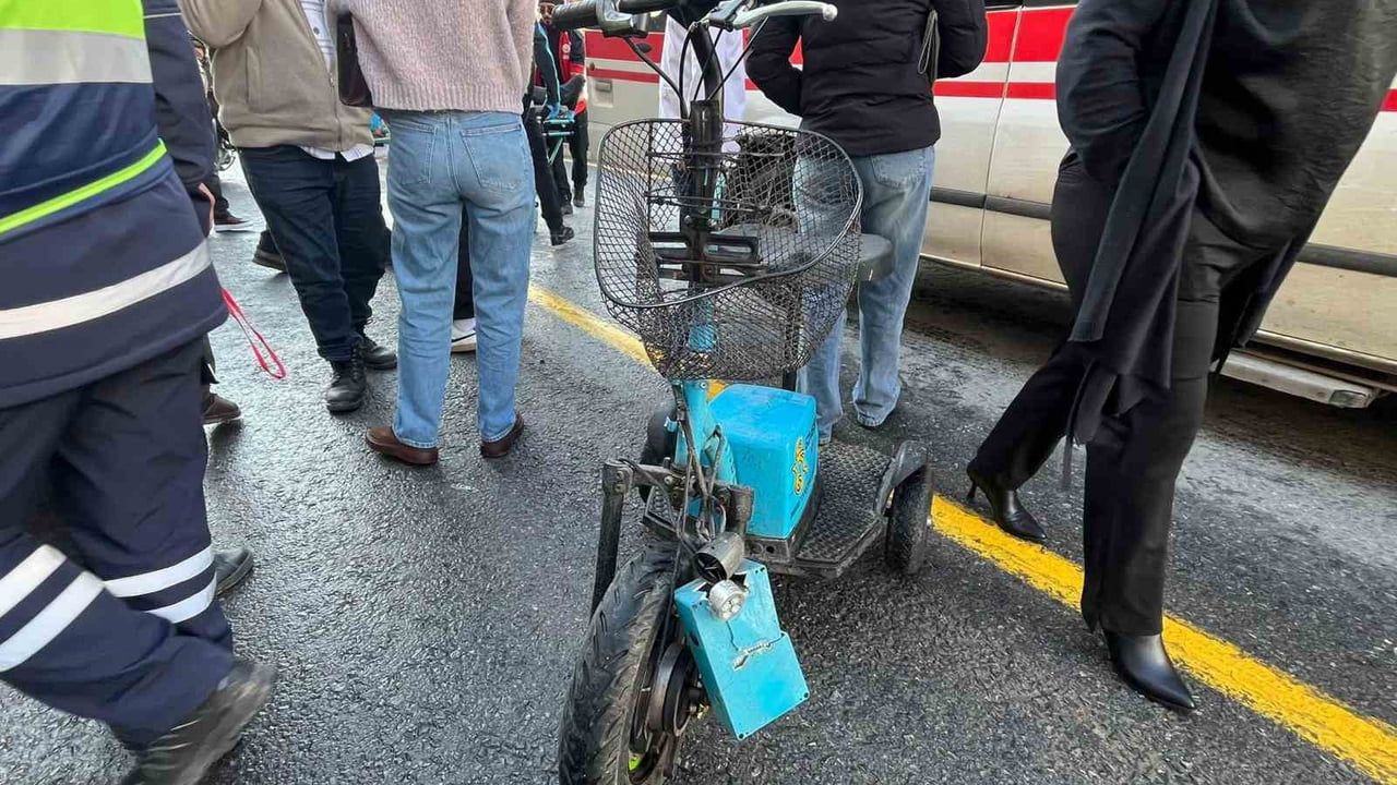 Menteşe'de 3 Tekerlekli Scooter Park Halindeki Araca Çarptı: 1 Yaralı