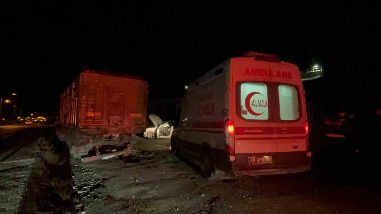 Menteşe'de Tıra Arkadan Çarpan Otomobil Hurda Haline Geldi: 1 Ölü, 1 Ağır Yaralı