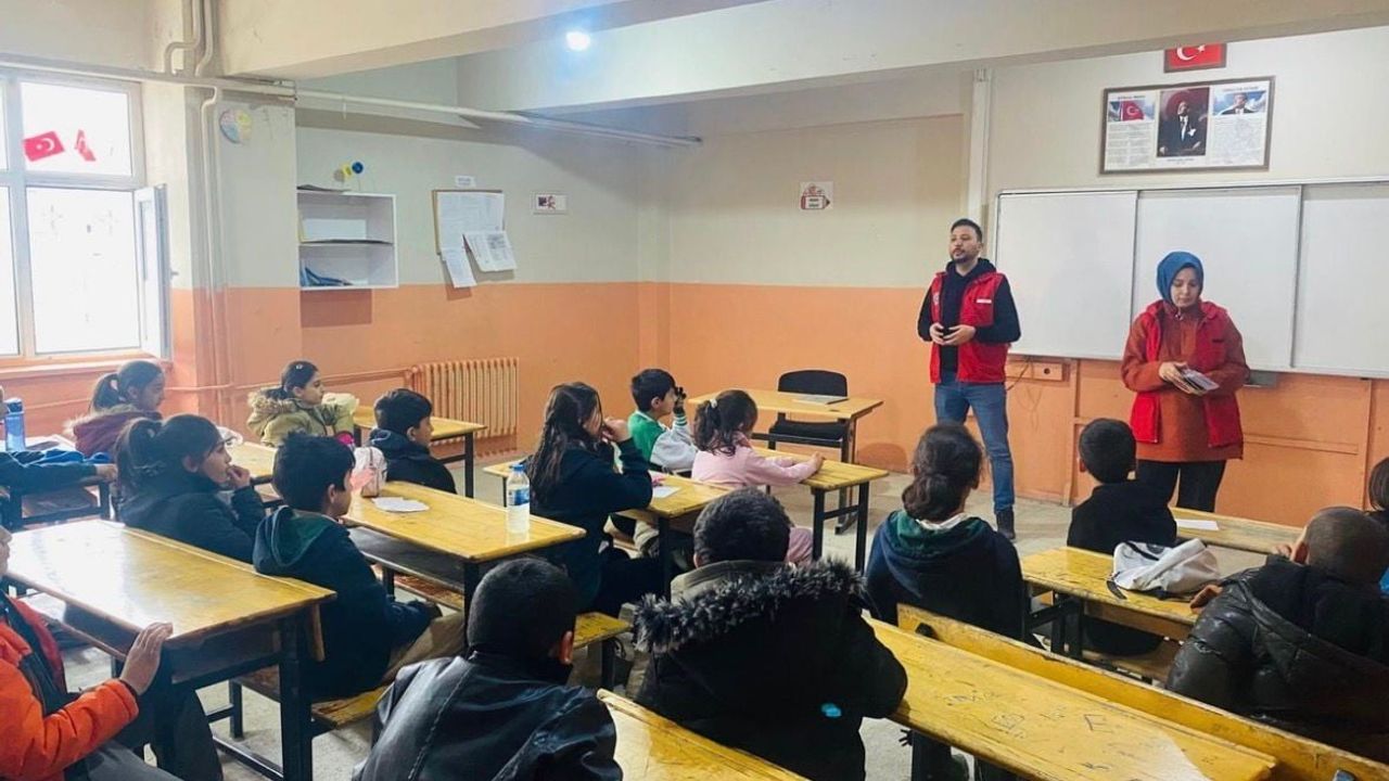 Merkezin Seninle Güzel Projesi Diyadin'de: Gençlik Merkezi Atatürk Ortaokulu’nda Tanıtıldı