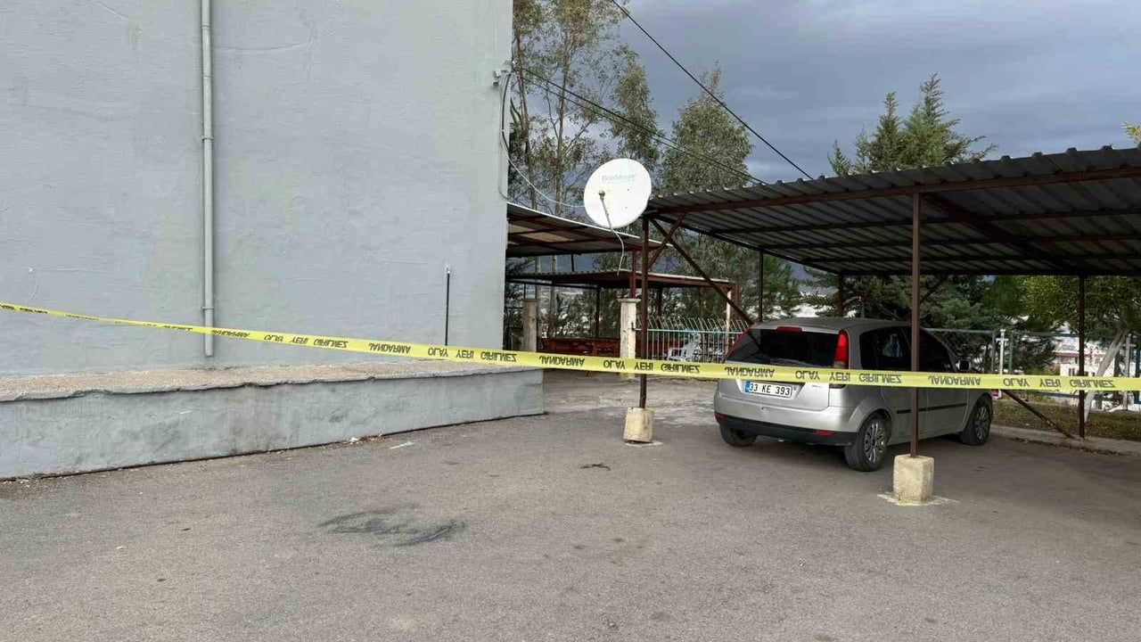 Mersin Anamur'da 12 Yaşındaki Öğrenci Müdürü Vurdu — Kamera Kaydı