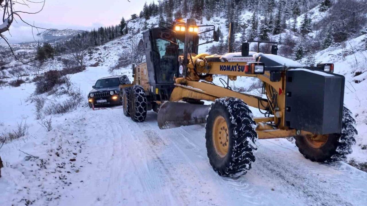 Mersin Büyükşehir'den Karla Mücadele: 13 İlçede 7/24 Teyakkuz
