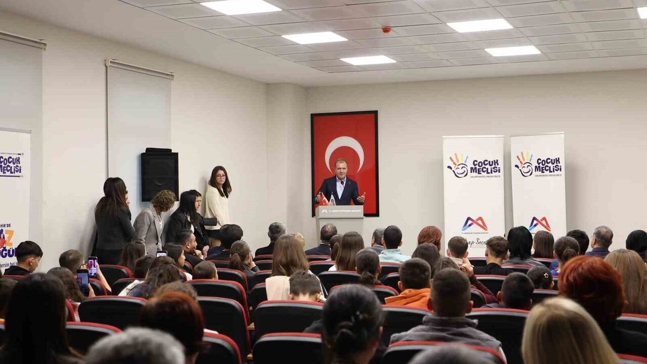 Mersin Çocuk Meclisi Üyeleri Sertifikalarını Başkan Vahap Seçer’den Aldı