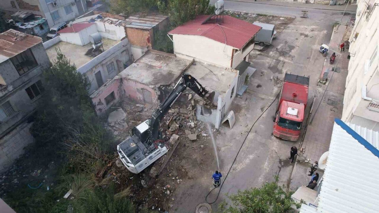 Mersin’de Ağır Hasarlı Tek Katlı Bina Kontrollü Yıkıldı