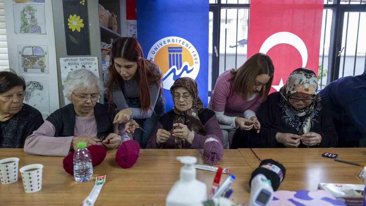 Mersin'de Alzheimer Hastalarına Sanat Terapisi: Gülümse Merkezi'nde Örgü Atölyesi