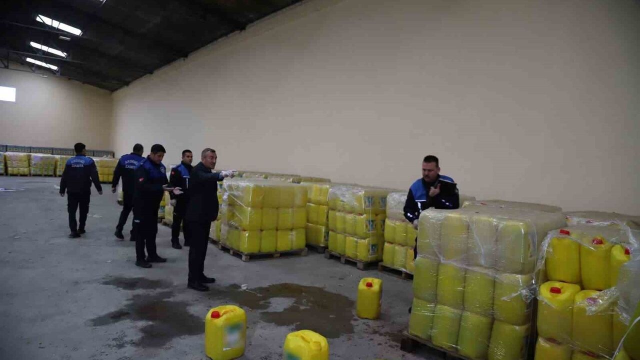 Mersin'de 'Ayçiçeği Yağı' Sahtekarlığı: 3 bin 650 adet 20 litrelik Bidon Ele Geçirildi