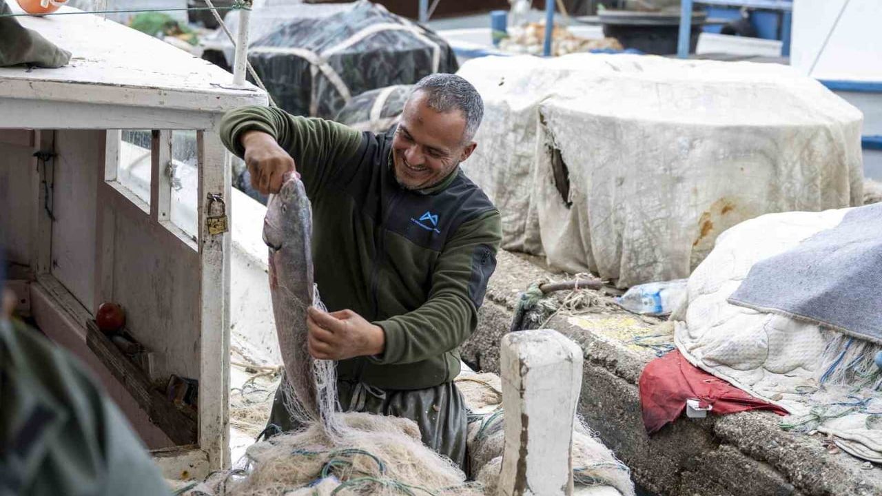 Mersin'de balıkçılara ekipman desteği sürüyor