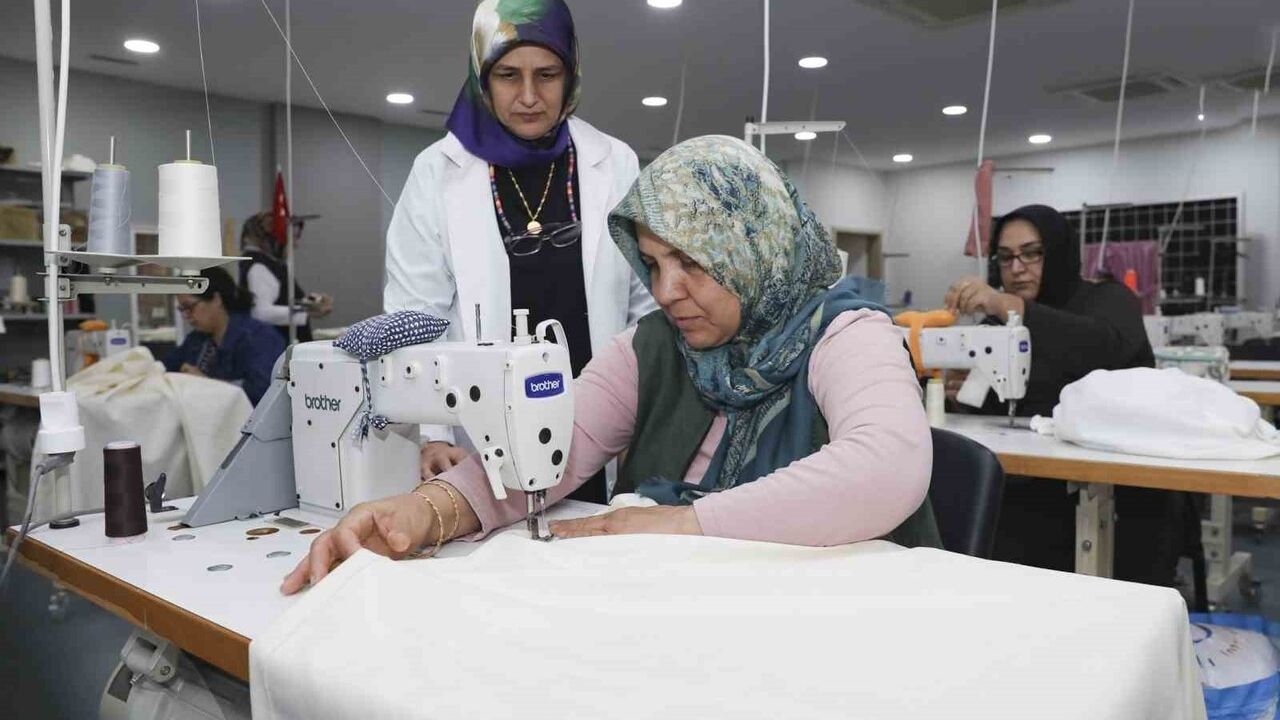 Mersin'de Dikiş Kursu: Engelsiz Yaşam Merkezi'nde Anneler Üretiyor ve Sosyalleşiyor