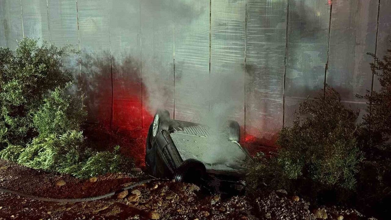 Mersin'de Elektrikli Araç Seraya Çarpıp Ters Döndü: Batarya Yangını Söndürüldü