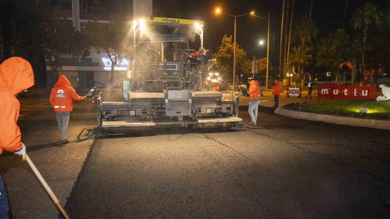 Mersin'de Gece Asfalt Mesaisi: 2 bin 500 Ton Sıcak Asfalt Kullanıldı