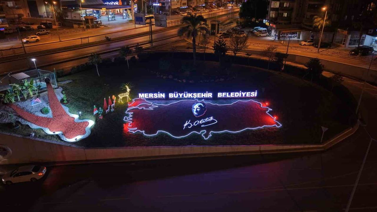 Mersin'de Geri Dönüşümle Yeni Yıl Süslemeleri Şehri Renklendirdi