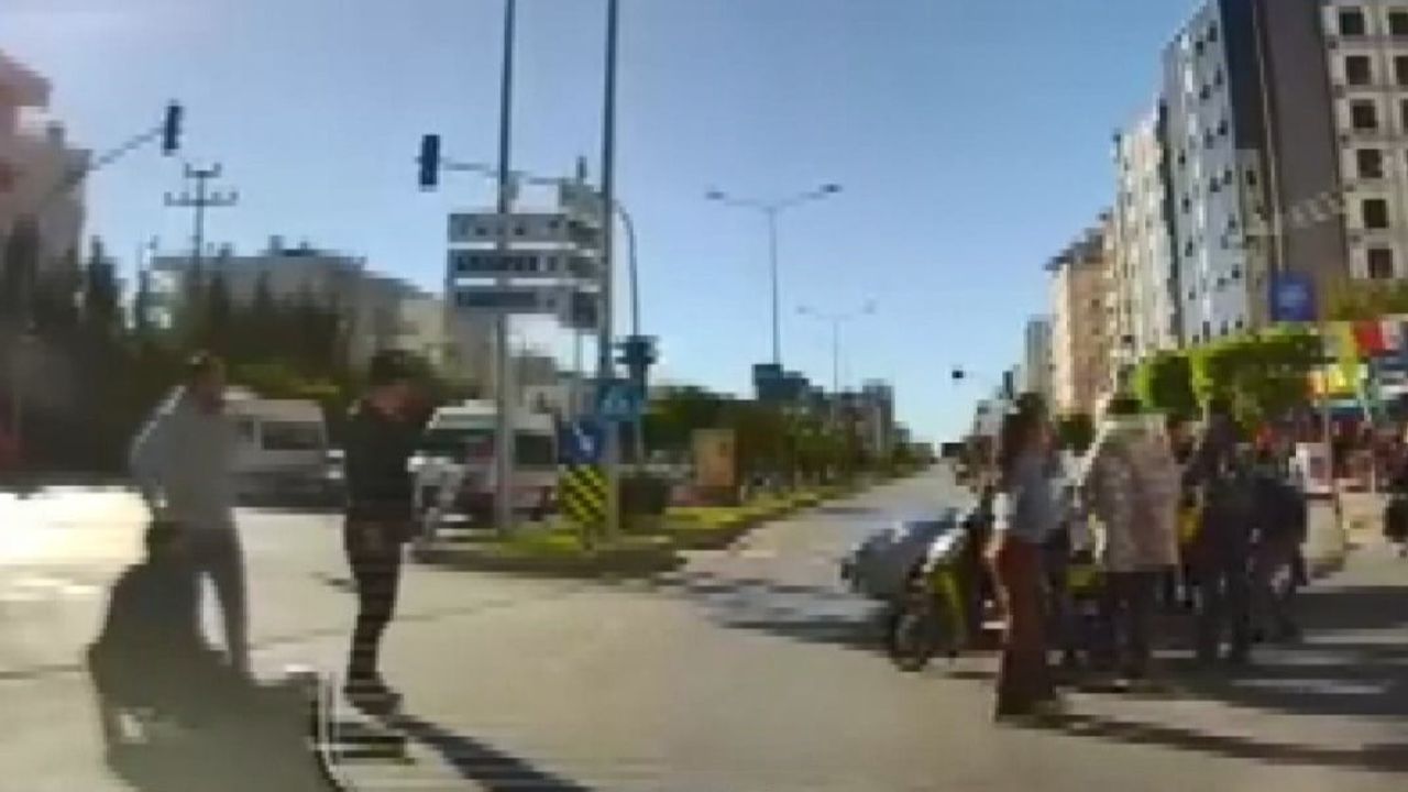 Mersin'de Kırmızı Işık İhlali: Otomobil Motosikletliye Çarptı — Kaza Kamerada