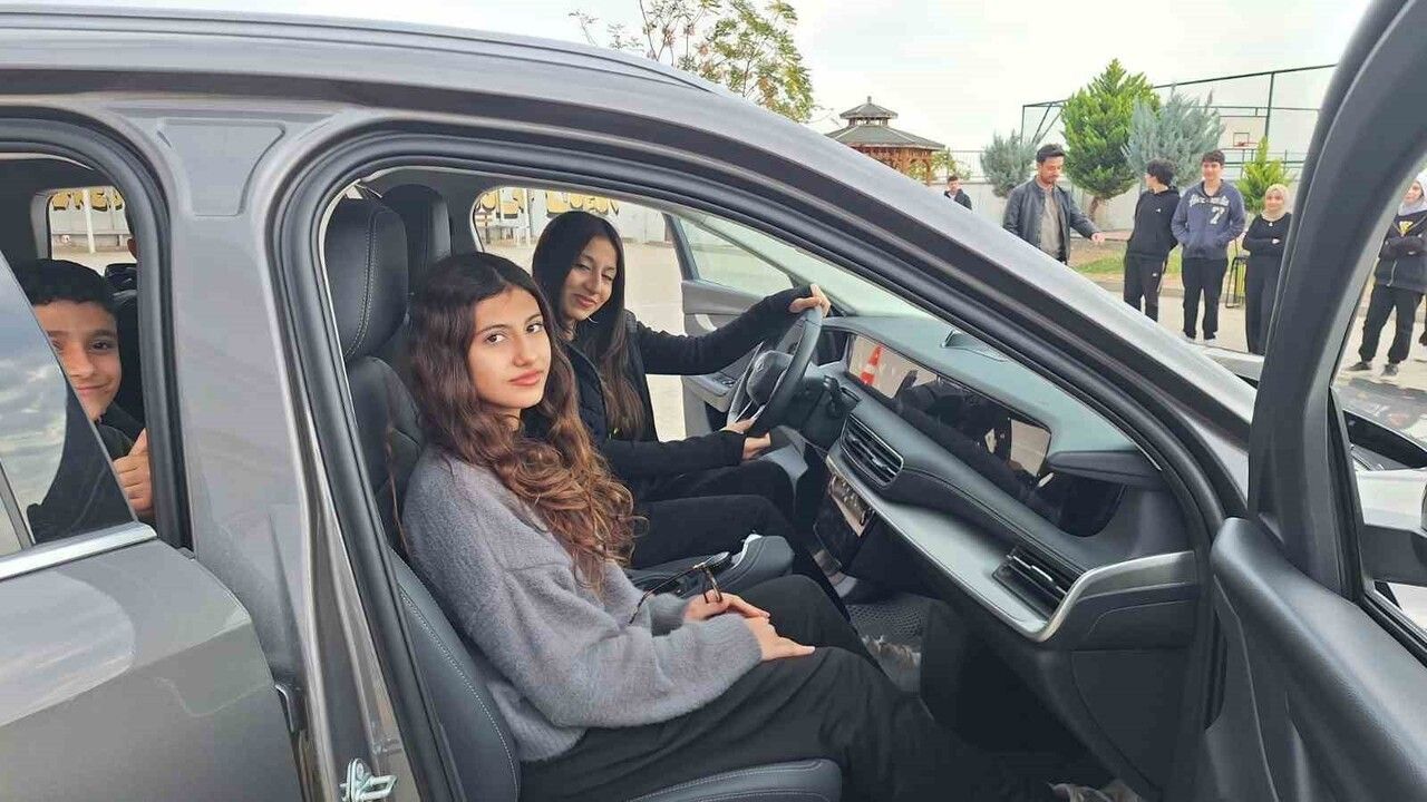 Mersin'de Lise Öğrencileri TOGG'u Yakından İnceledi