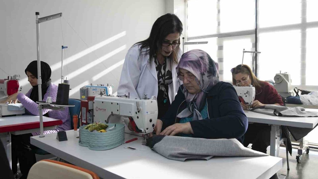 Mersin'de MERCEK’in Giyim Üretim Teknolojileri Kurslarına Yoğun İlgi