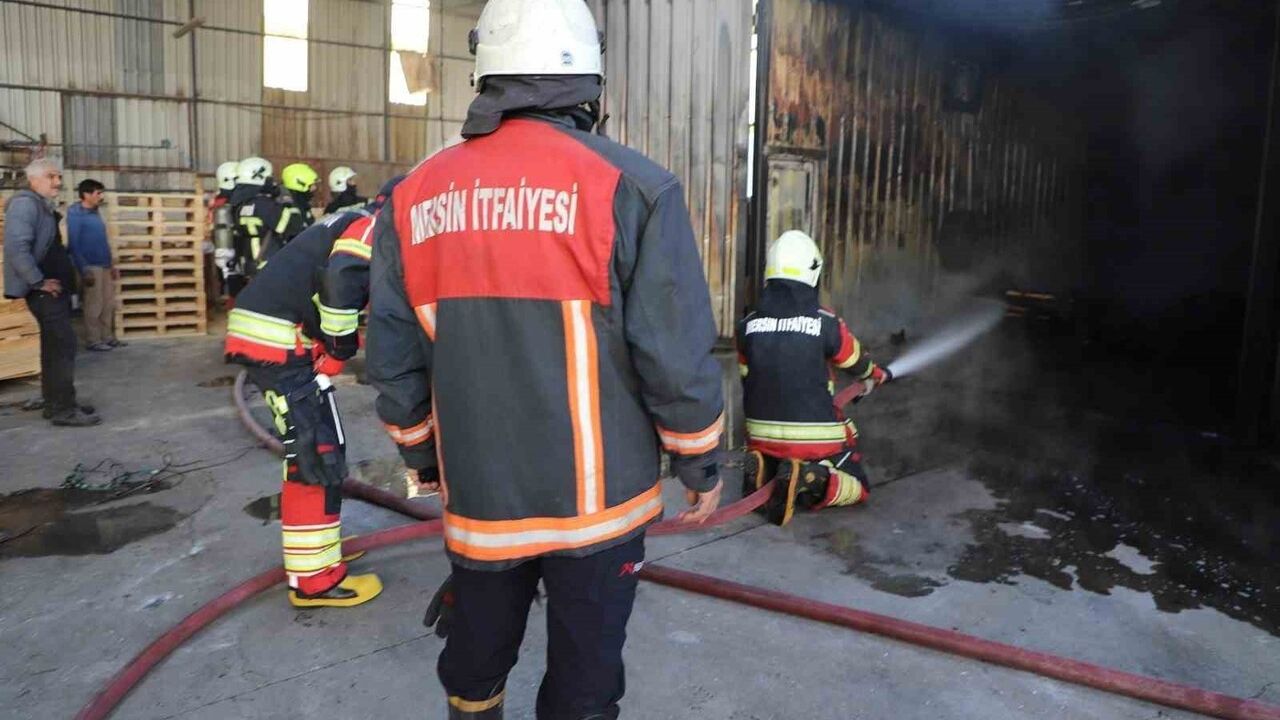 Mersin'de Palet İmalathanesinde Yangın Kontrol Altına Alındı