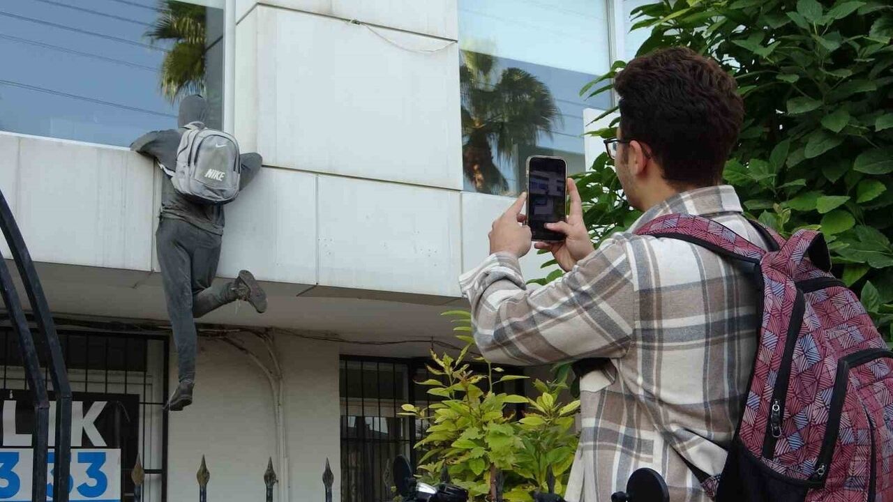 Mersin'de Penceredeki 'Hırsız' Cansız Manken Vatandaşları Yanıltıyor