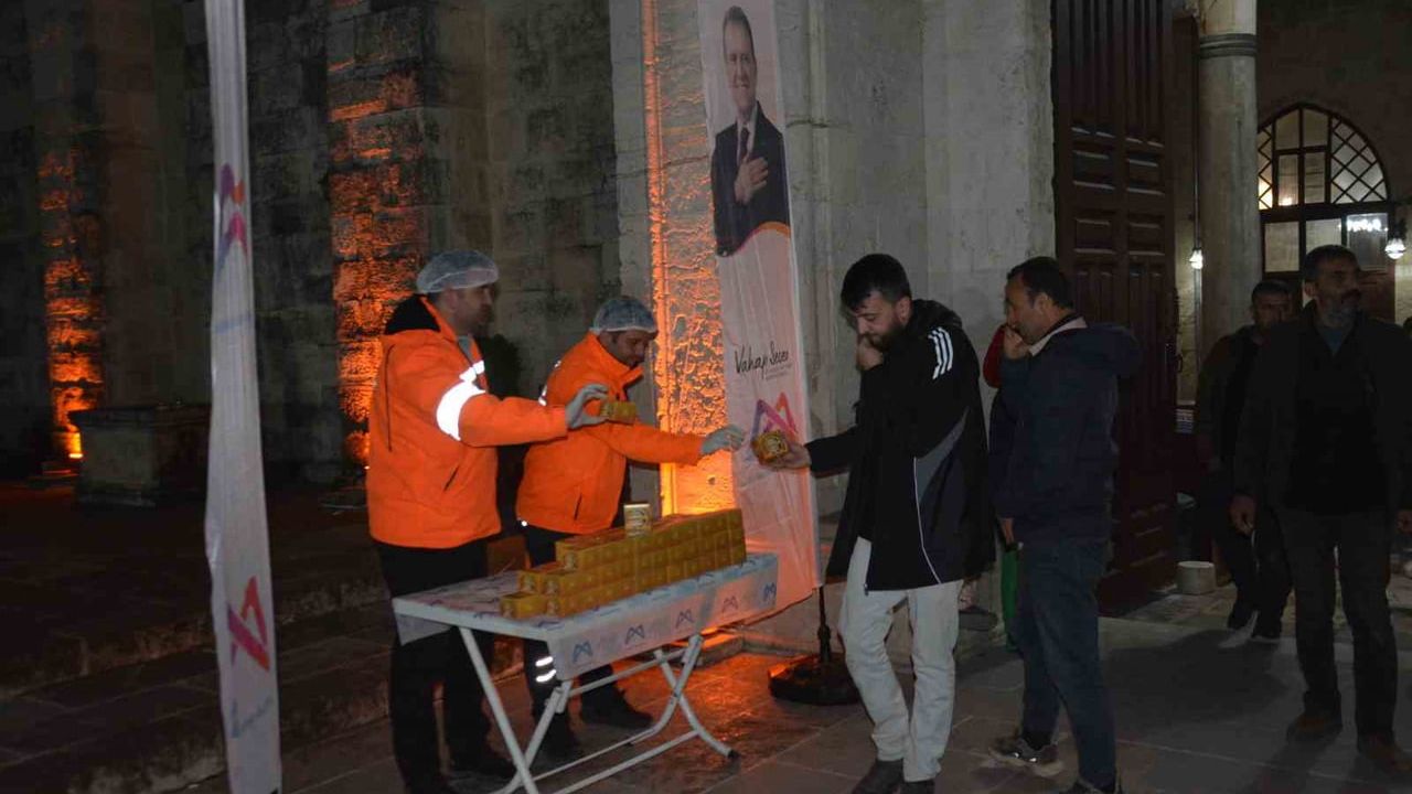 Mersin'de Regaip Kandili'nde 15 Bin Kandil Simidi Dağıtıldı