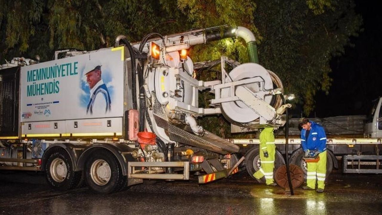 Mersin'de Sağanakta Mesai: Büyükşehir ve MESKİ Gece Boyu Teyakkuz