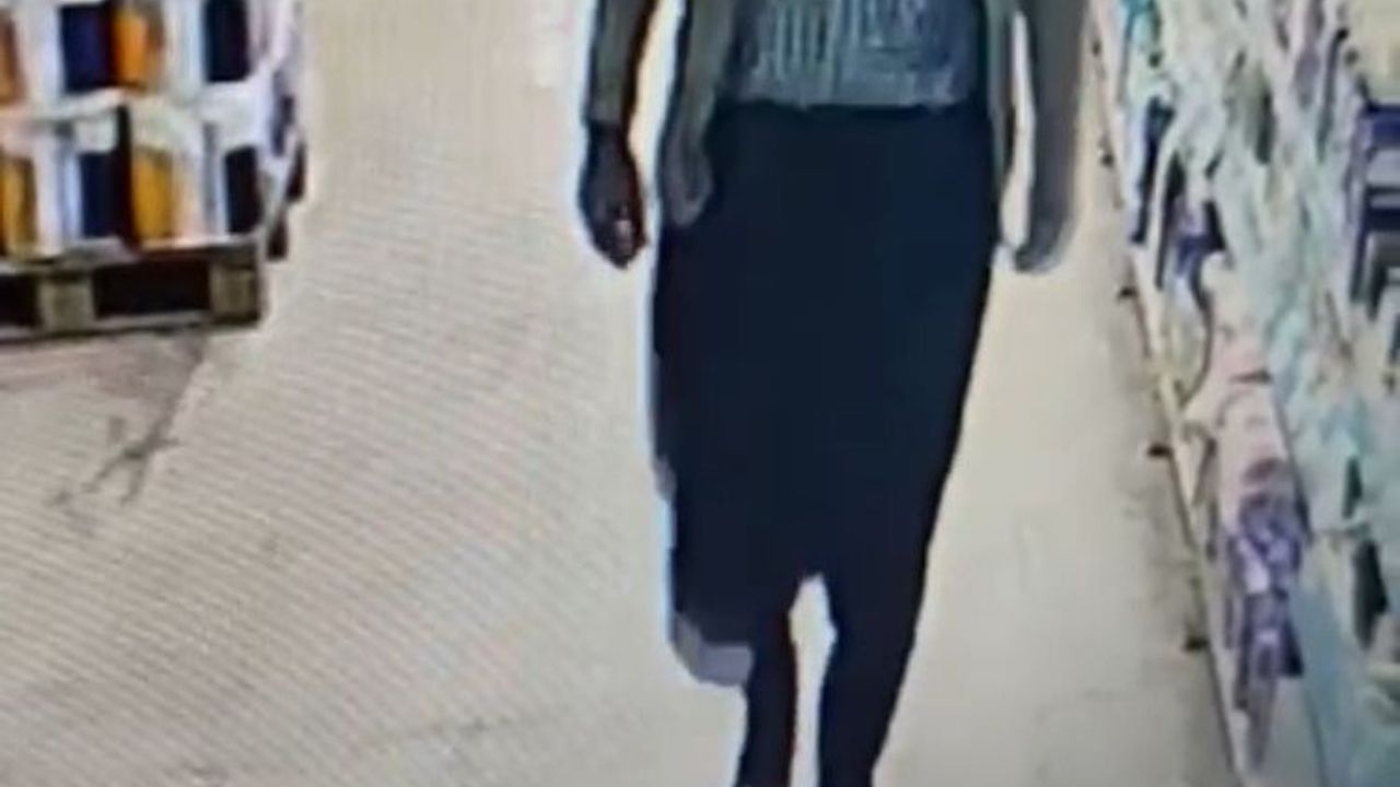 Mersin'de Sıcacık An: Çamurlu Ayakkabısını Çıkarıp Çorapla Markette Alışveriş Yaptı