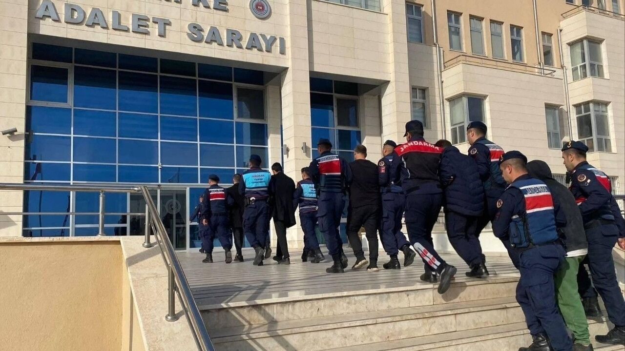Mersin'de Tekne Operasyonu: 6 Kişi Kaçak Sigara İle Tutuklandı