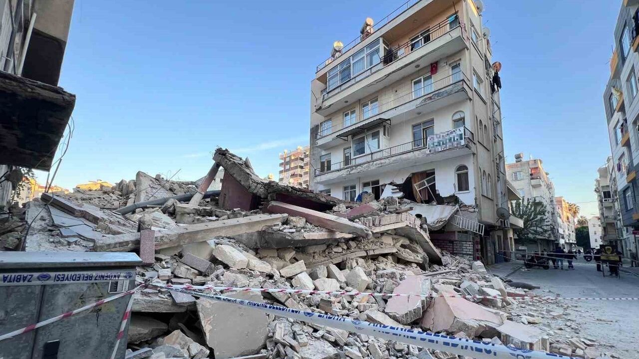 Mersin'de Yıkım Faciası Ucuz Atlatıldı: Bitişik Binanın 1. Katı Zarar Gördü