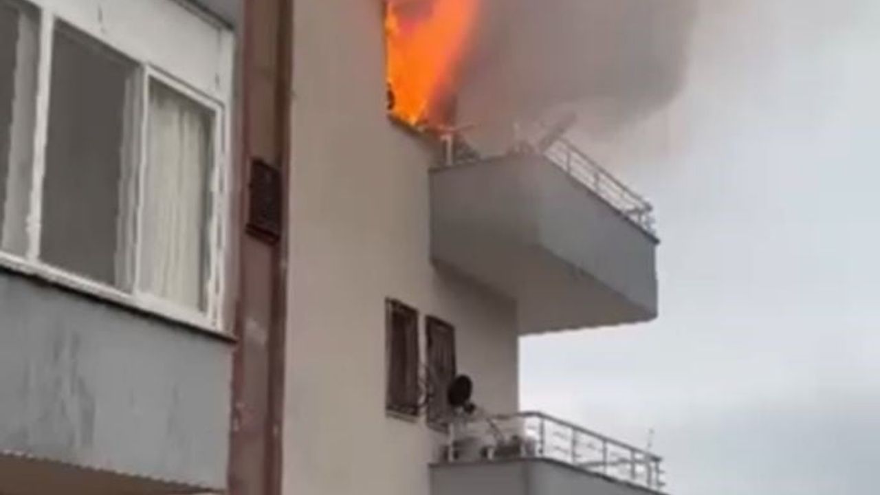 Mersin Erdemli'de 3 Katlı Evde Yangın: Alevler Pencereden Çıktı