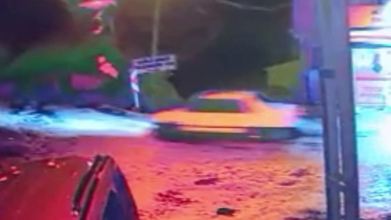 Mersin Erdemli'de Otomobil Yaklaşık 7 Metre Uçuruma Düştü — 2 Yaralı, Kaza Kamerada