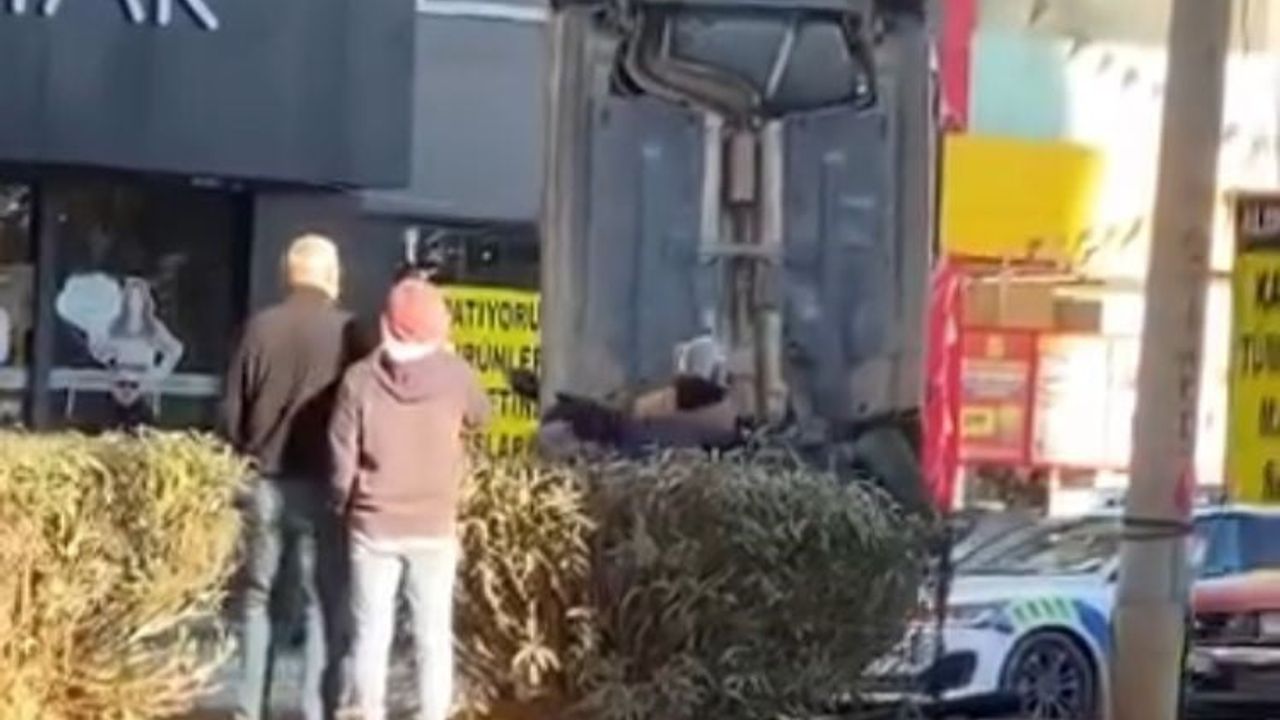 Mersin Erdemli'de takla atan otomobilin kaza anı kamerada