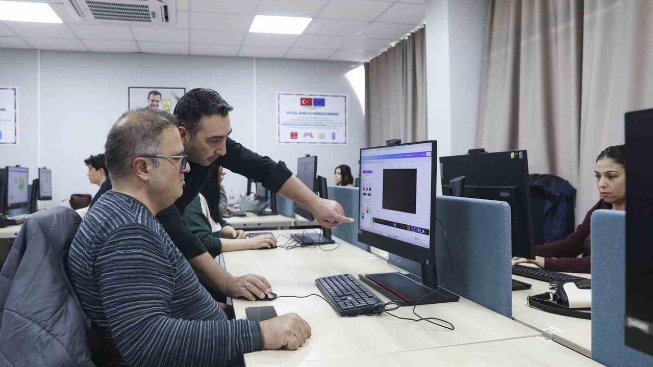 Mersin MERCEK'te 'Dijital Tasarım ve Canva' Kursuna Yoğun İlgi