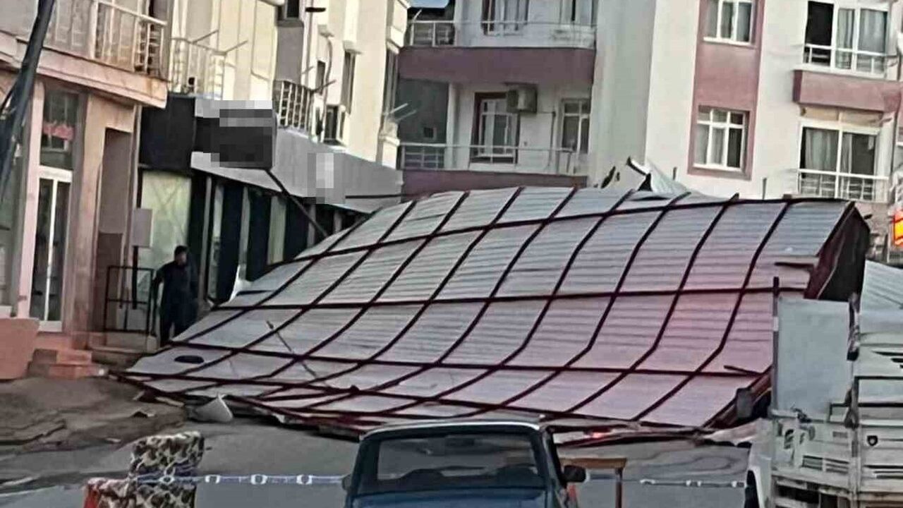 Mersin Mut'ta Fırtına Çatıyı Uçurdu — Mirza Bey Sokak'ta Trafik Aksadı