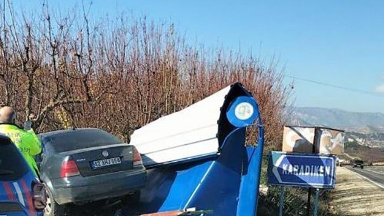 Mersin Mut'ta Otomobil Otobüs Durağına Çarptı: 2 Yaralı