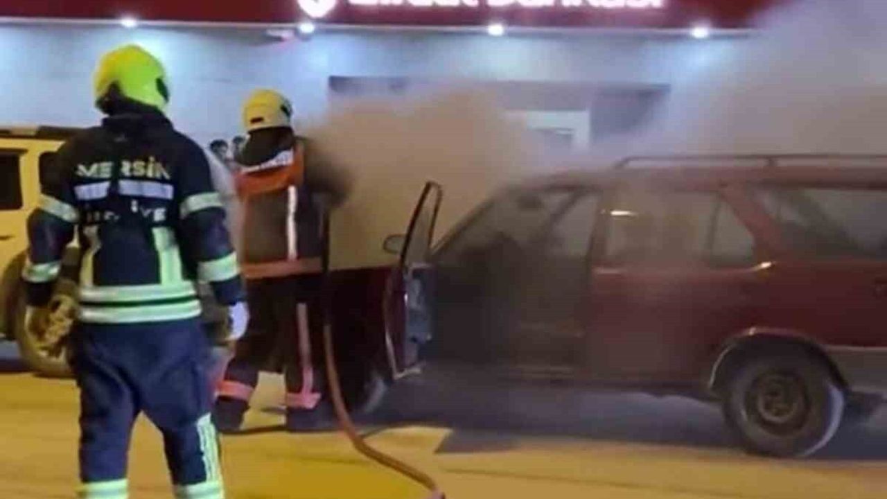 Mersin Mut'ta Park Halindeki Otomobil Yandı