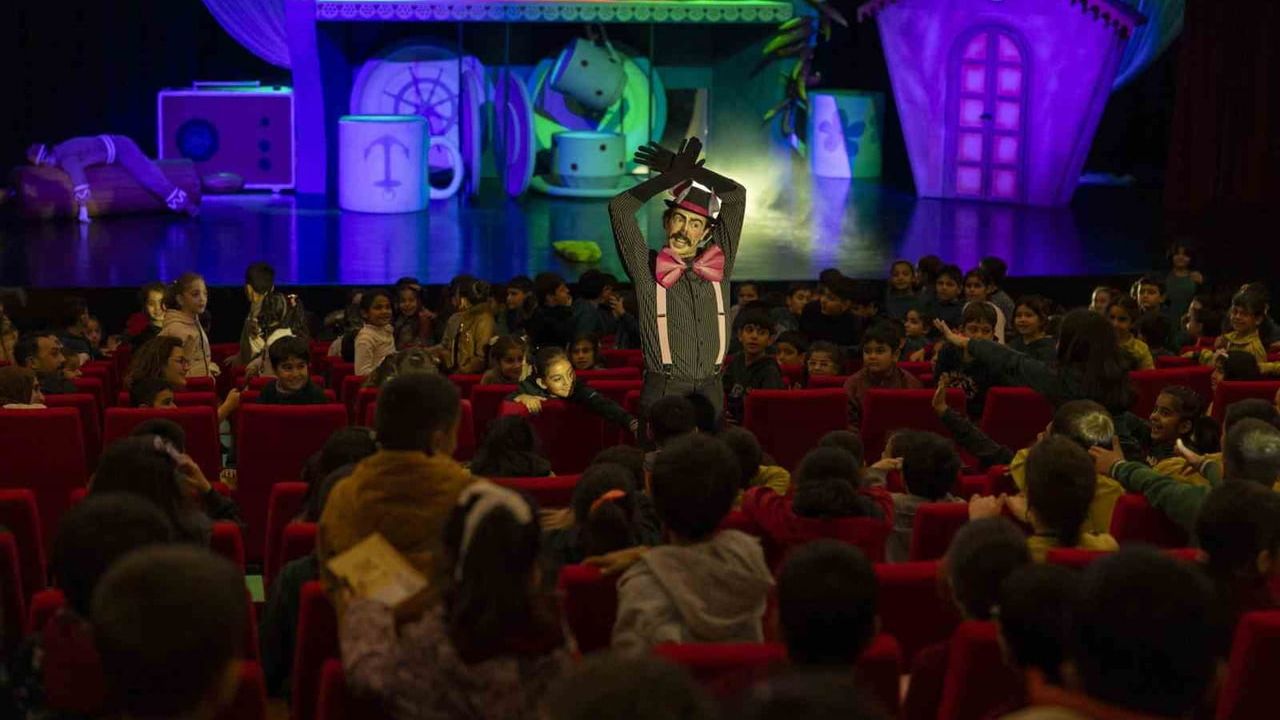 Mersin Şehir Tiyatrosu'ndan 'Bisküvi Adam' Prömiyeri — 48.321 Çocuğa Ulaşıldı