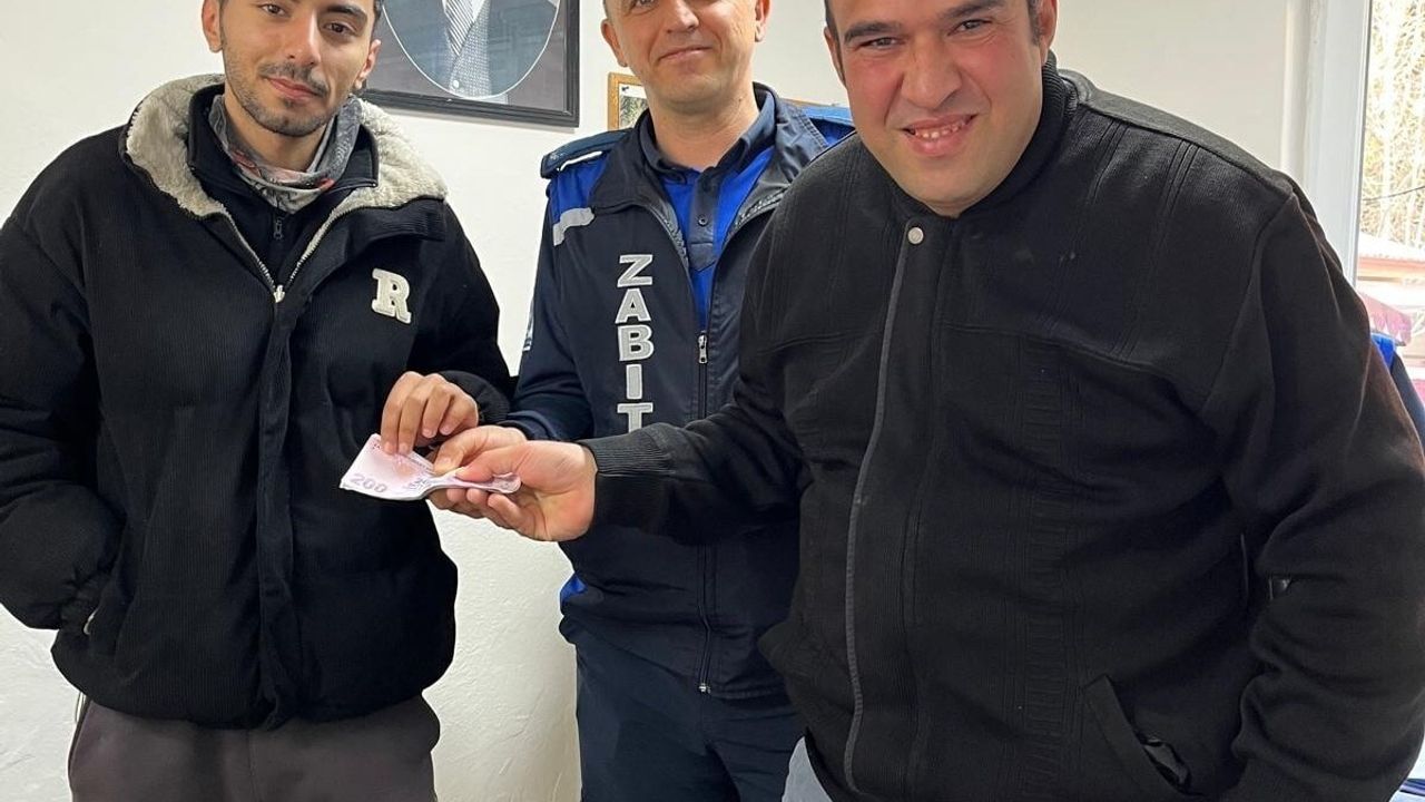 Merzifon'da Temizlik Personeli 2 Bin Lirayı Sahibine Teslim Etti