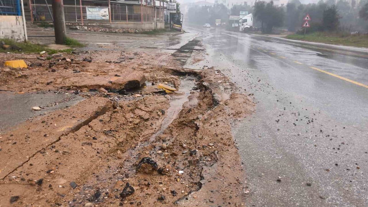 Milas'ta Bozuk Yollar: Aydınlıkevler'de Çukurlar Trafiği Felç Ediyor