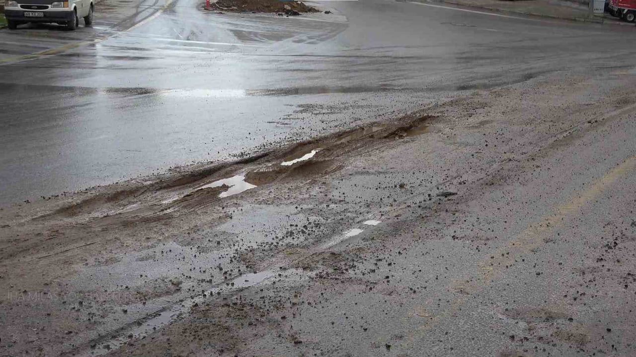 Milas'ta Sağanak Yolları Çamura Boğdu — Ulaşım Aksamaları
