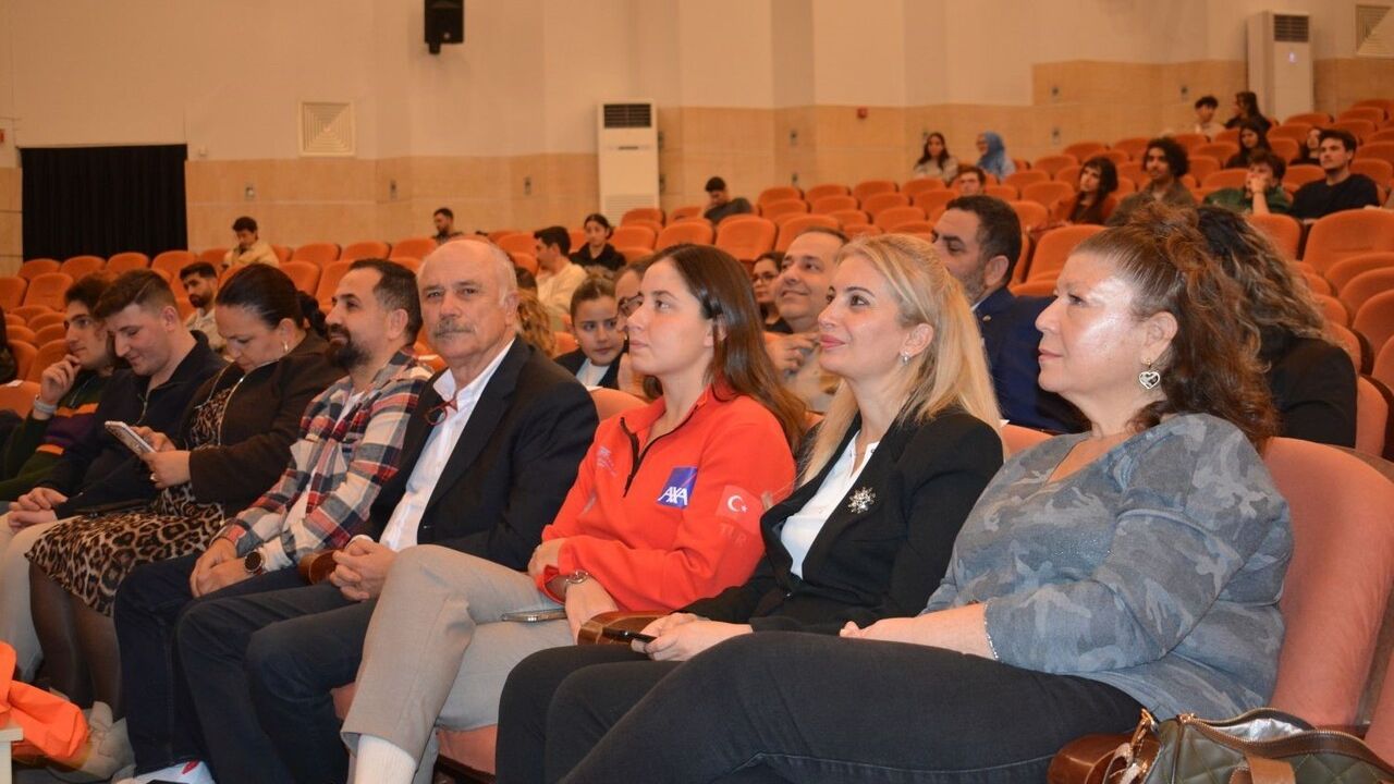 Milli Yüzücü Bengisu Avcı Ege Üniversitesi'nde Başarı Hikayesini Anlattı