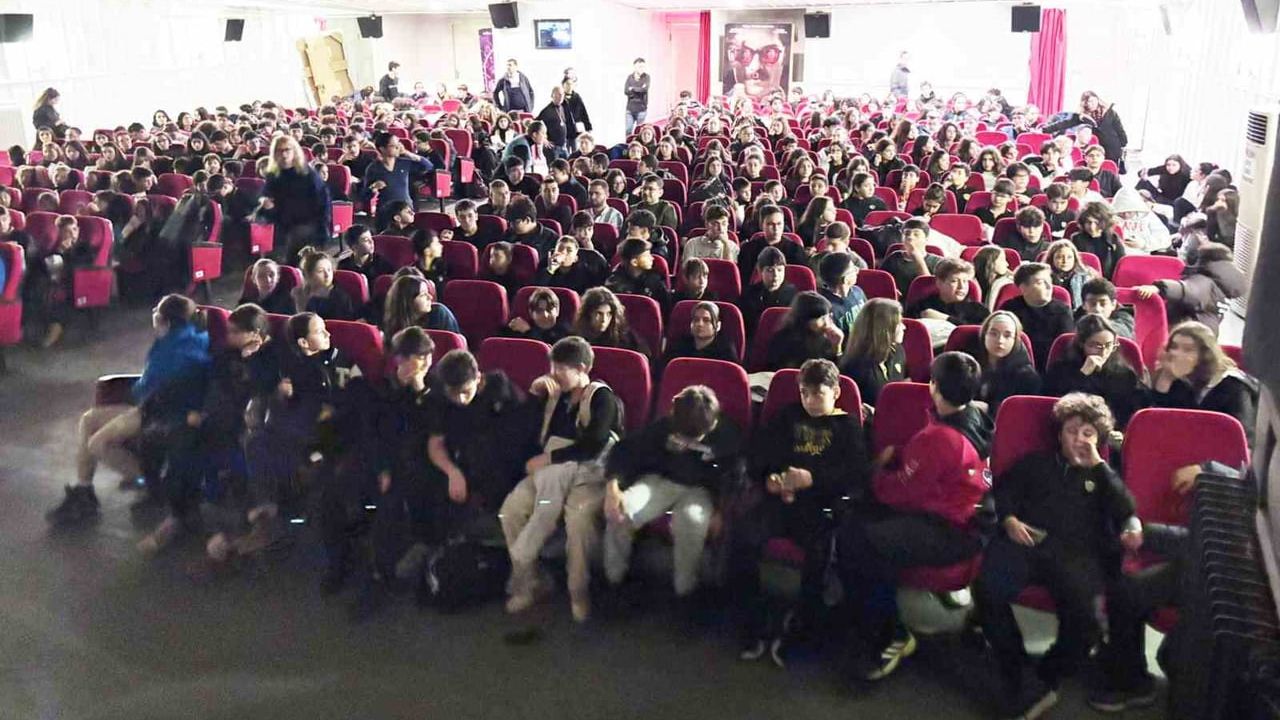 MTK Koleji'nden Sanata Destek: 'Bak Postacı Geliyor' Zeybek Sineması'nda