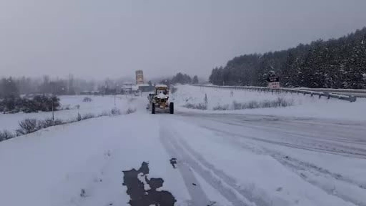 Mudurnu’da Greyderli Vatandaş Kapanan Köy Yollarını Açıyor
