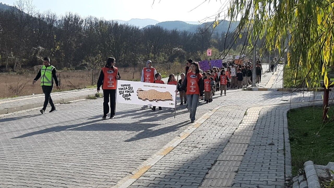 Mudurnu'da İlkokul Öğrencilerinden Erozyon Farkındalık Yürüyüşü