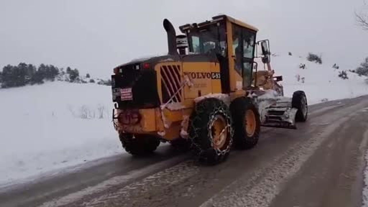 Mudurnu'da karla mücadele: 12 köy yolu ulaşıma açıldı