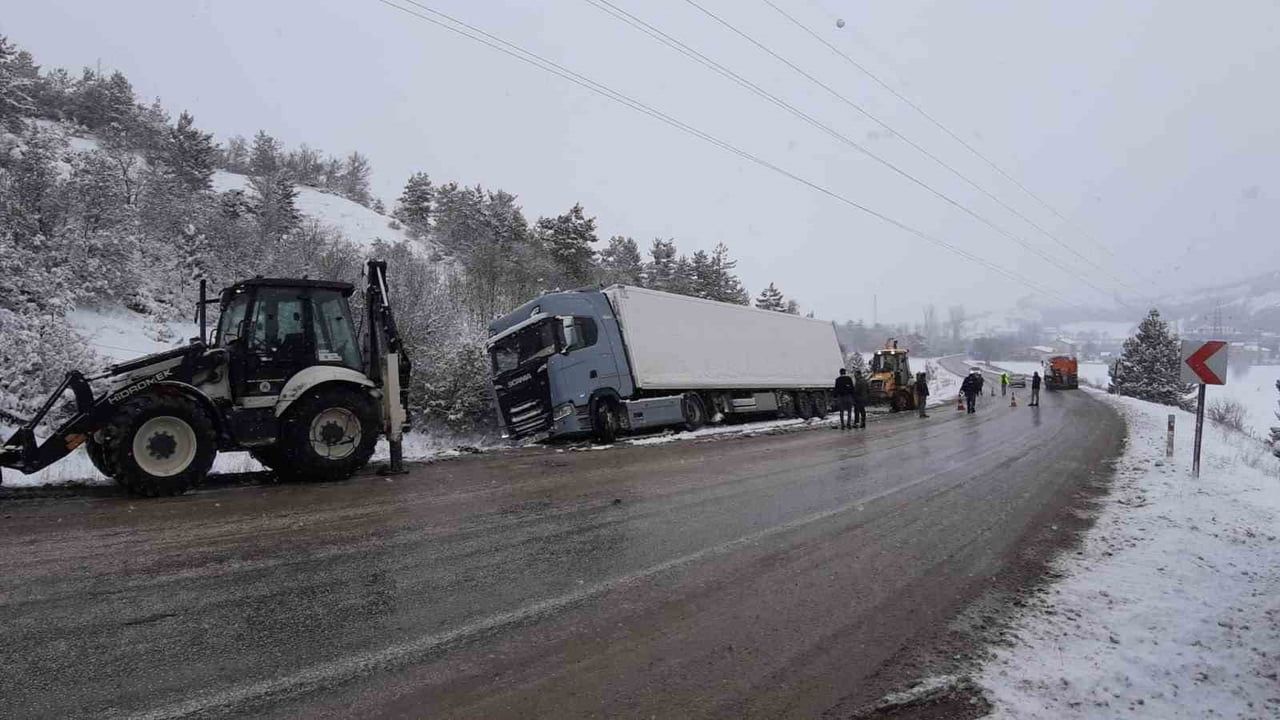 Mudurnu-Nallıhan Karayolunda Tır Şarampole Devrildi