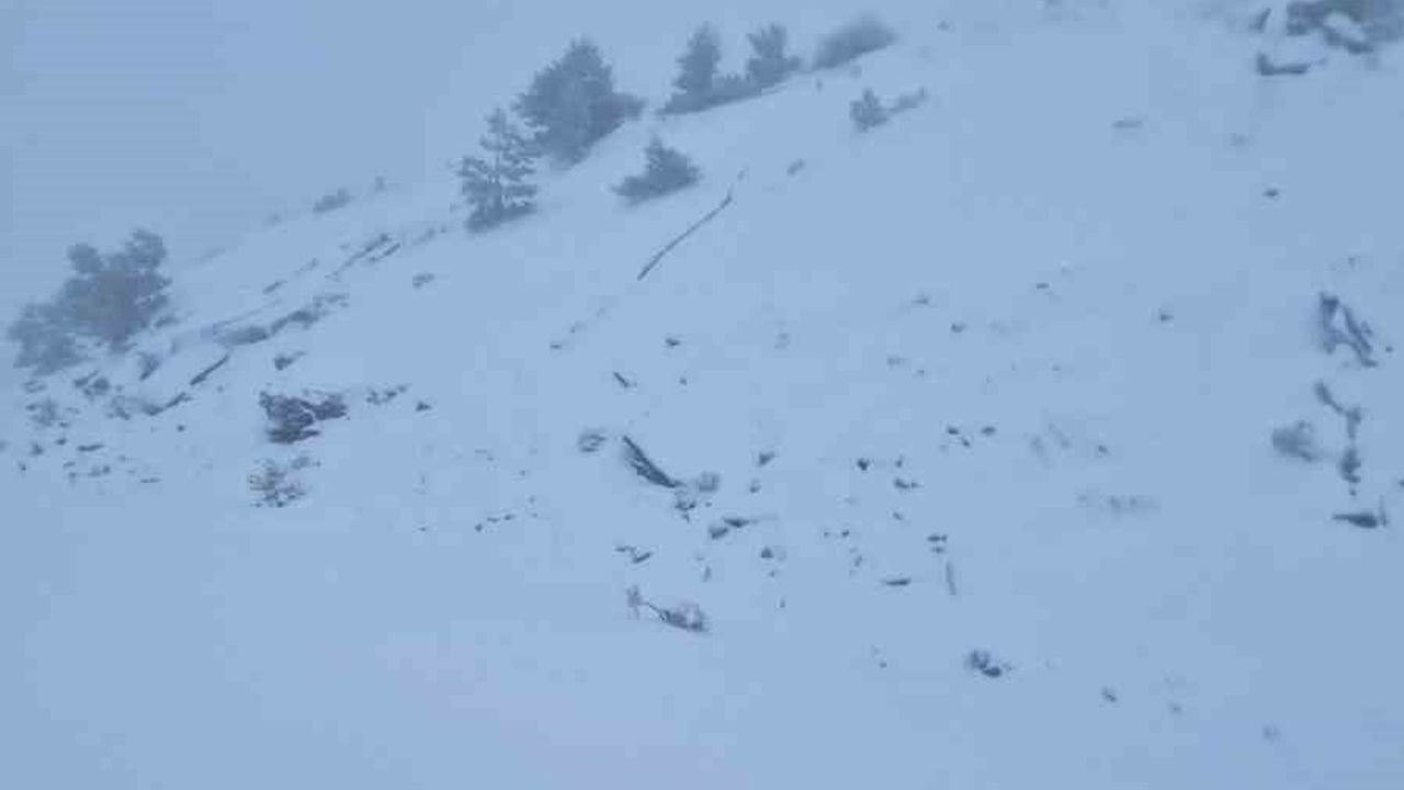 Muğla'da Göktepe Dağı Beyaza Büründü: Kar 15 Santimetreye Ulaştı